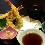 Umi No Sachi Shokudokoro Echizen - 大きな車海老２尾、四季のお魚、お野菜の天ぷらの定食です。