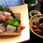 Umi No Sachi Shokudokoro Echizen - 当店一番人気の定食です。お造り５種盛りにこっくり甘めの煮魚がついた定食です。