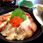 Umi No Sachi Shokudokoro Echizen - 当店の海鮮丼「海の幸丼」。名前の通り、お魚が６種類ものっております。