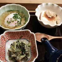 赤坂 ひかわ - 青菜の白和えと出汁入り温泉玉子、水菓子は胡麻豆腐。手前の急須には、鰹節の一番出汁でしょうか？しっかりとした出汁です。