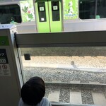 麺処 ほん田 - ポケモンラッピング電車に歓声をあげる我が子