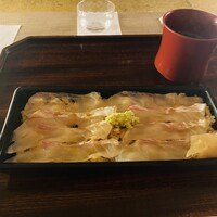 京都和久傳 - 鯛の黒寿司。