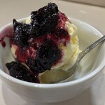 カフェ&カレー カデル - ブルーベリージャムトッピングバニラアイス