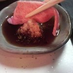 白鳥 - タレにつけて牛刺しパクつきますよ