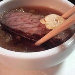 白鳥 - 炭焼ステーキガーリックチップと共にタレにつけます