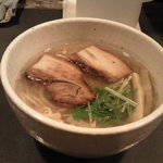 今日の塩そばは塩豚叉焼です