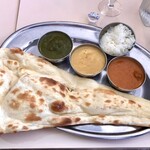 サティー - サティーランチ（左からほうれん草チキン、エビ、マトン）