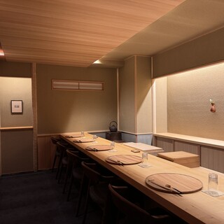 令和6年8月
                                          木島徹氏設計で新設されたカウンター席
                                          通常6席
                                          (貸切最大7席)