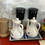 麻婆食堂 福笑い - 卓上にあるちょい足しの調味料。こだわりを感じます