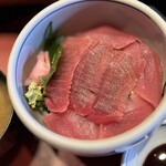 しほう田 - マグロ丼1300円。マグロの下には海苔と胡麻。酢飯の量もちょうど良くて酢飯も美味しい。そしてガリも美味しいです♪満腹です╰(*´︶`*)╯
