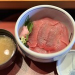 しほう田 - マグロ丼。にぎりランチも良いけどマグロも美味しいんですよ！味噌汁はこの日もアラ汁でした♪
