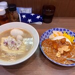 ヌードル＆スパイスカレー 今日の1番 - ラーメンには店主のサービスで玉子とウズラが！