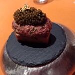 モノリス - 馬肉のカナップ キャビア乗せ