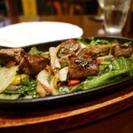 たやか - サイコロステーキ、炒め野菜添え 1280円。