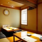 とゝ喝 - ゆったりとくつろげる空間で和やかなひとときを