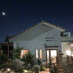 キャトルエピス - 素人写真では伝わらないかもですが、店内から漏れてくる灯りが暖かく感じます、