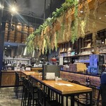 W Yokohama The Wine Hall - 12時少し前の店内。窓が広く、採光十分でした。そしてすぐ満席になりました。