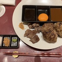 神戸牛ステーキ&カフェ ノーブルウルス 三宮店 - 最初盛り。ハンバーグ3個多い！