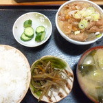 味の大番 - 連れの頼んだ「もつの煮込定食(600円)」