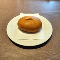 Russian Restaurant ROGOVSKI 銀座 - ピロシキ（お味は3種から選べます。今回はゆで卵とひき肉を選択）ペーパーで包んだら、そのままお口へ。熱々。中の餡の味付けも良くパン生地もとても美味しいです。２個食べたいくらいでした。