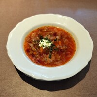 Russian Restaurant ROGOVSKI 銀座 - ボルシチ。小さく入っている牛肉からのダシと、香草とが、より美味しくしてる。