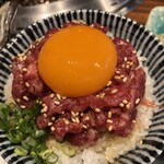 焼肉ホルモンかたひら - ユッケ丼　1800円くらい