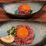 焼肉ホルモンかたひら - 和牛ユッケ(上がタレで下が塩) 1個1800円くらい