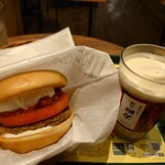 モスバーガー - 【期間限定】白いモスバーガー〜クアトロチーズソース〜＋【数量限定】まぜるシェイク新生獺祭