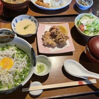 赤坂うまや - しらす丼と唐揚げ定食 1319円税別+山芋とろろ 182円税別 赤坂うまや - しらす丼と唐揚げ定食 1319円税別+山芋とろろ 182円税別