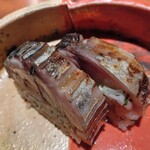 池下 成る - 熱々に炙った炭で表面を焦がした鯖ずしにシャーベット状のガリを添えて