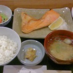 藁家 - 紅鮭カマ焼き定食(880円)