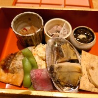 和彩厨房 KATURA - 名物玉手箱、前菜いろいろ、特にアワビの旨煮が柔らかくて美味しかった