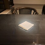 KATO'S DINING & BAR - テーブル席です。口を拭くナフキンが、真ん中に用意されています。