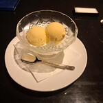 KATO'S DINING & BAR - 透明なグラスに入った、バニラアイスクリームです。
