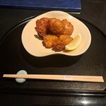 KATO'S DINING & BAR - 博多一番鶏の唐揚げです。衣の食感と味付けが最高で、噛むたびに口の中に旨味が広がりました。