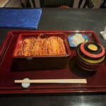 KATO'S DINING & BAR - 重箱の中に入った、鹿児島県産の特上鰻重と肝吸いの入ったお椀です。