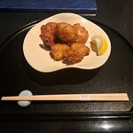 KATO'S DINING & BAR - 博多一番鶏の唐揚げに、レモン汁をかけたものです。