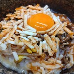 焼肉 居酒家 まるとく食堂 - 料理写真:石焼ビビンバ（チーズ入り）980円