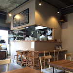 TSUMUGI Kitchen - シンプルなカウンター。白の食器が洋食屋さん。
