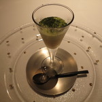 エクアトゥール - ホワイトアスパラのブランマンジェとミント風味のグリーンピースのムース