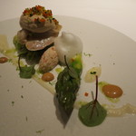 エクアトゥール - ハマグリのポッシェ、マイクロオゼイユとグリーンアスパラのサラダ仕立て 甲殻類のエマルジョンと根セロリのピューレ