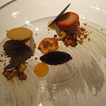 エクアトゥール - スモークしたフォアグラ・キューブ、エピスのクランブルとキャラメル・ポップコーン