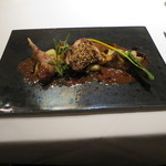 エクアトゥール - 鶉のロースト、白ごま、コリアンダー、クミン、トリュフ、ローズマリーのパネ エシャロットとポルトの２種類のソース