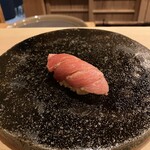 すし処 睦月 - 中トロ、片面を炙って