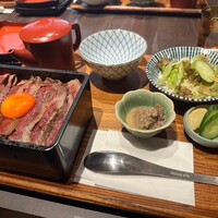 焼肉 きたん 法善寺 - 熟成イチボ肉タタキステーキのお重