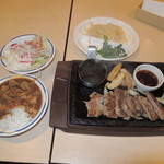 ステーキガスト - カットステーキ（ニンニク醤油）999円