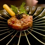 煌 焼肉 - 金の炙りユッケ　キャビアを乗せて