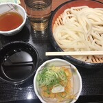 丸亀製麺 - ざるうどん　揚げ玉・ネギ・生姜追加