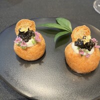 ラ ターブル ドゥ ジョエル・ロブション - アミューズにはグジェールにキャビア