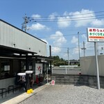 麺処 暁商店 - 待ち椅子席　日陰に感謝